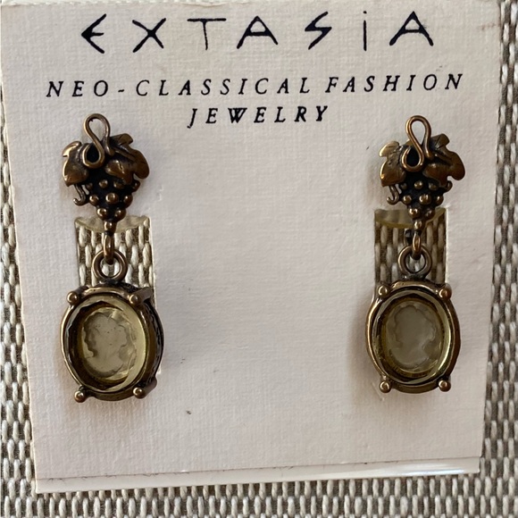 Extasia Jewelry Extasia Grape Motif Olive Green Intaglio Earrings